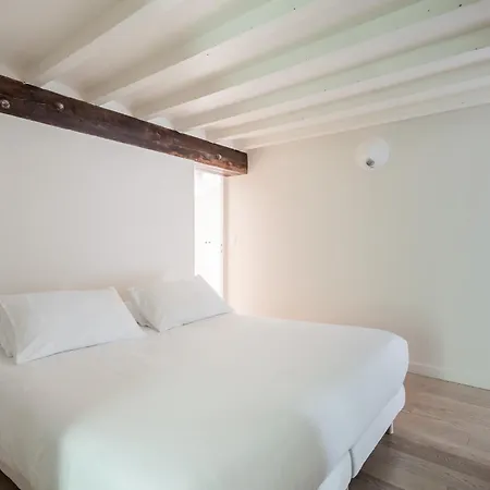 Veeve - Soaring Ceilings, Wondrous Windows