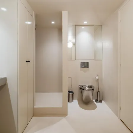 Veeve - Soaring Ceilings, Wondrous Windows Apartman