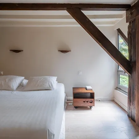 Apartment Veeve - Soaring Ceilings, Wondrous Windows *