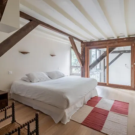 Apartman Veeve - Soaring Ceilings, Wondrous Windows *