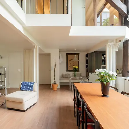 Veeve - Soaring Ceilings, Wondrous Windows Apartment