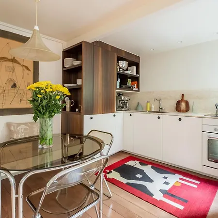 Veeve - Soaring Ceilings, Wondrous Windows Apartment